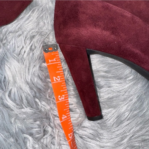 Stuart Weitzman Burgundy Suede Glove Tie Back Round Toe Heeled Ankle Bootie 12 - Picture 3 of 8